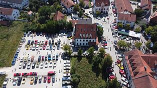Am Sonntag wurde der Rathausplatz zum Treffpunkt für Liebhaber historischer Fahrzeuge.