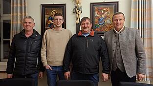 Bürgermeister Markus Müller mit dem 1. Kommandanten der FFW Neukirchen b. Hl. Blut, Alois Reimer, sowie den gleichberechtigten Stellvertretern Markus Bachl und Karl Weinberger (v.r.) nach deren Bestätigung durch den Marktrat Bürgermeister Markus Müller mit dem 1. Kommandanten der FFW Neukirchen b. Hl. Blut, Alois Reimer, sowie den gleichberechtigten Stellvertretern Markus Bachl und Karl Weinberger (v.r.) nach deren Bestätigung durch den Marktrat