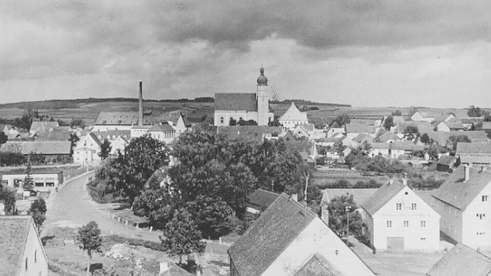 Das Hauptstaatsarchiv f&uuml;gte seiner Aktei mehrere Bilder von Schierling aus der Zeit um 1950 bei.