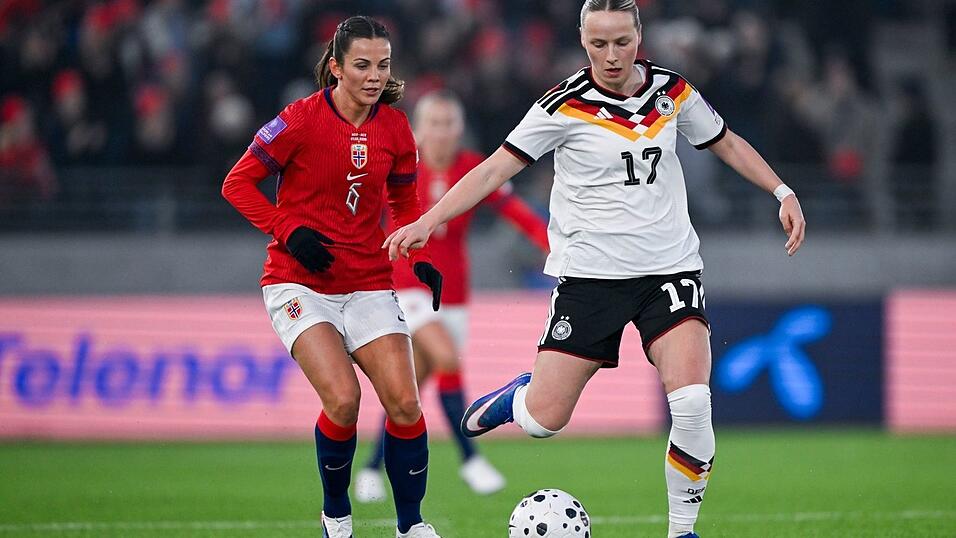 DFB-Verteidigerin Franziska Kett (r) machte &uuml;ber die linke Seite viel Tempo.