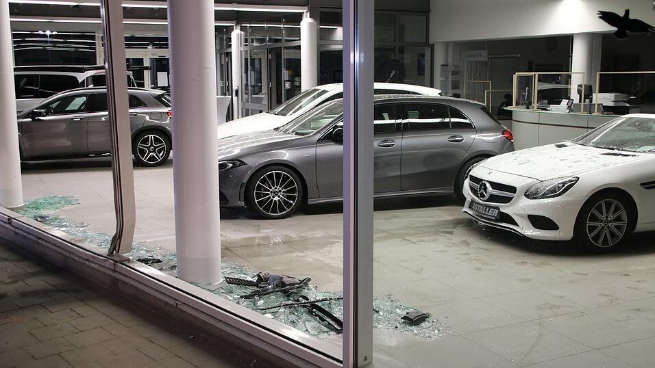 Ein Autofahrer ist in Rottenburg in den Verkaufsraum eines Autohauses gefahren.