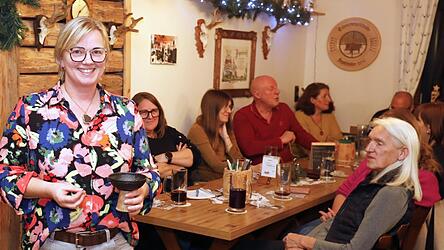 Heidi Aigner führte ihren Gästen auch vor, wie Räuchern am besten gelingt.