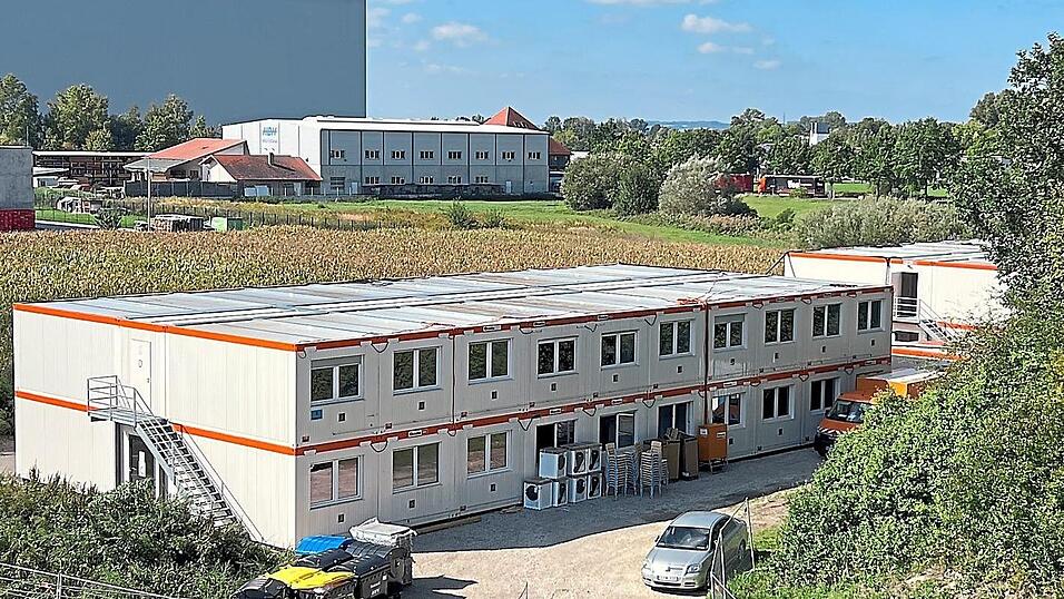 35 Asylunterkünfte wie diese in Landau (Archivbild von 2023) betreibt der Landkreis derzeit. Ihre Zahl könnte bald sinken.