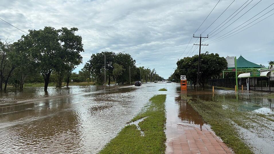 Die Beh&ouml;rden warnten die Menschen davor, sich in die Fluten zu begeben - denn dort lauern Krokodile.