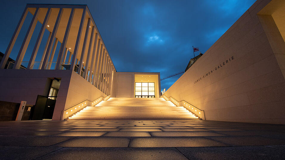 Beeindruckend auch bei Nacht: Die James-Simon-Galerie auf der Museumsinsel Beeindruckend auch bei Nacht: Die James-Simon-Galerie auf der Museumsinsel