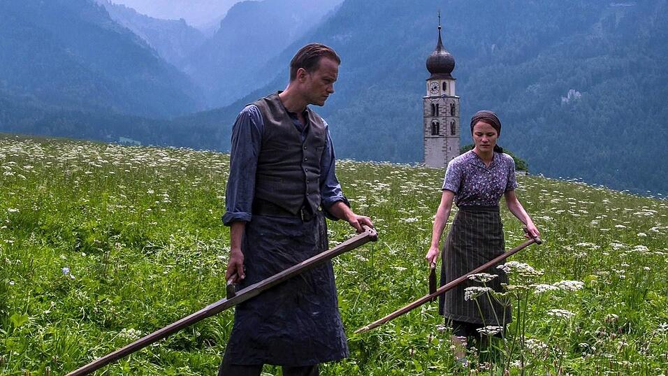 August Diehl und Valerie Pachner als das Bauernpaar Jägerstätter, hier vor der Kirche St. Konstantin in Völs am Schlern.