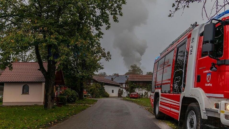 Feuerwehreinsatz am frühen Donnerstagmorgen in der Nähe von Schaufling im Landkreis Deggendorf. Dort brannte ein Wohnhaus. Feuerwehreinsatz am frühen Donnerstagmorgen in der Nähe von Schaufling im Landkreis Deggendorf. Dort brannte ein Wohnhaus.