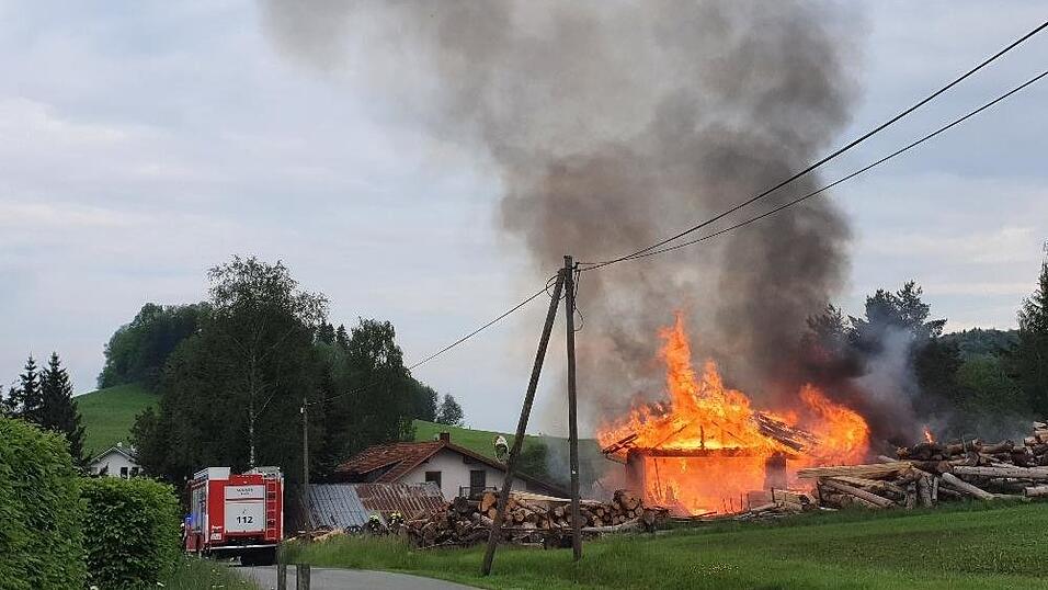 In Breitenberg ist am Dienstagabend ein Brand in einem Sägewerk ausgebrochen. In Breitenberg ist am Dienstagabend ein Brand in einem Sägewerk ausgebrochen.