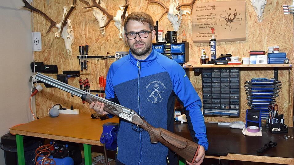 Der frischgebackene B&uuml;chsenmachermeister Matthias Rupprecht mit seinem Meisterst&uuml;ck, das ihm die W&uuml;rdigung als 'Jahresbester' einbringt.