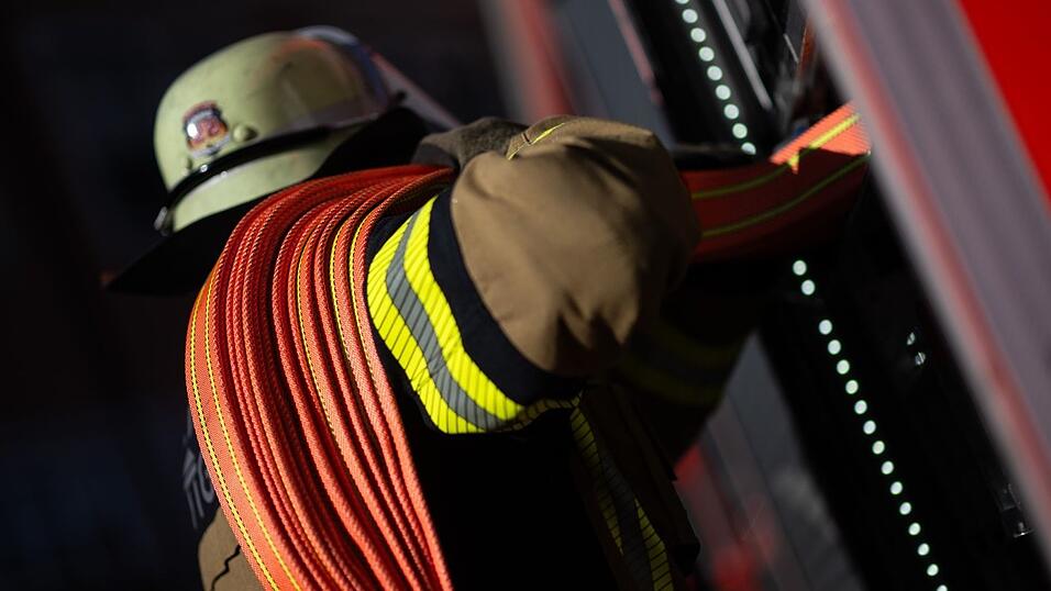 Feuerwehrleute müssen bei den Löscharbeiten Teile des Gebäudes abtragen. (Symbolbild)