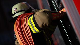 Feuerwehrleute müssen bei den Löscharbeiten Teile des Gebäudes abtragen. (Symbolbild) Feuerwehrleute müssen bei den Löscharbeiten Teile des Gebäudes abtragen. (Symbolbild)