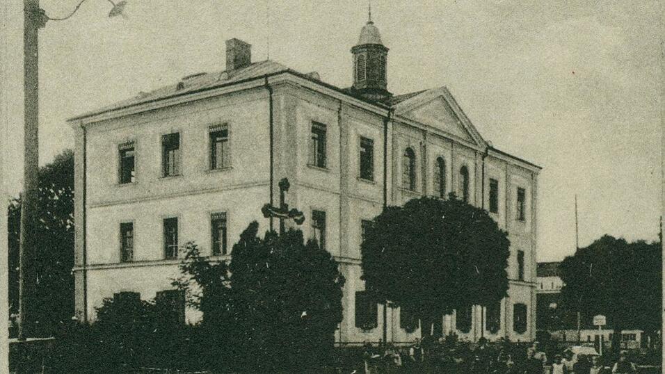 Das damalige Distriktkrankenhaus Mainburg im Jahre 1920. Knapp 20 Jahre davor wurde das 1876 gebaute Geb&auml;ude aufgestockt.