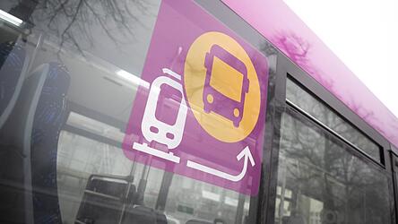 Der angek&uuml;ndigte Schienenersatzverkehr lie&szlig; am Dienstagabend in Freising auf sich warten. Pendler mussten teils mehr als zwei Stunden auf eine Weiterfahrt Richtung Landshut warten.