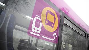 Der angekündigte Schienenersatzverkehr ließ am Dienstagabend in Freising auf sich warten. Pendler mussten teils mehr als zwei Stunden auf eine Weiterfahrt Richtung Landshut warten. Der angekündigte Schienenersatzverkehr ließ am Dienstagabend in Freising auf sich warten. Pendler mussten teils mehr als zwei Stunden auf eine Weiterfahrt Richtung Landshut warten.