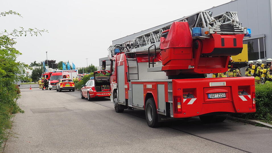 Die Einsatzkräfte rückten am Samstag zu einem Brand in einem Dingolfinger Supermarkt aus. 