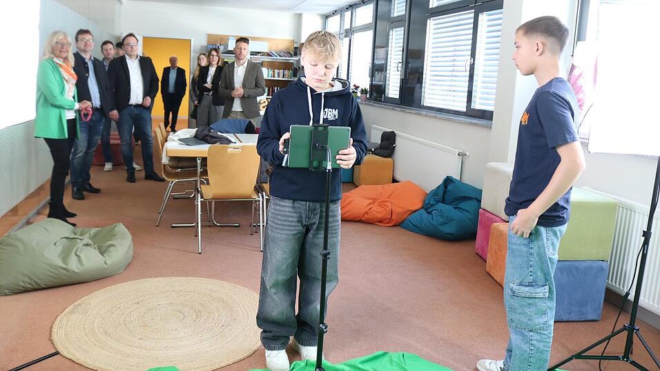 Ganz selbstverständlich nutzen die Schüler der Johann-Brunner-Mittelschule mittlerweile den Green-Screen. Nie hat Referate-Erstellen mehr Spaß gemacht als mit Tablet, Mikrofon und hilfreichen Apps. Ganz selbstverständlich nutzen die Schüler der Johann-Brunner-Mittelschule mittlerweile den Green-Screen. Nie hat Referate-Erstellen mehr Spaß gemacht als mit Tablet, Mikrofon und hilfreichen Apps.