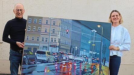 Selina Heiß bringt ihr Bild „Zehn nach Elf“ persönlich in der Redaktion bei Josef Heigl vorbei. Selina Heiß bringt ihr Bild „Zehn nach Elf“ persönlich in der Redaktion bei Josef Heigl vorbei.