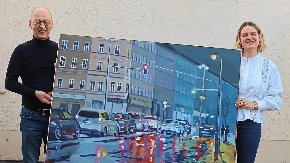 Selina Hei&szlig; bringt ihr Bild &bdquo;Zehn nach Elf&ldquo; pers&ouml;nlich in der Redaktion bei Josef Heigl vorbei.