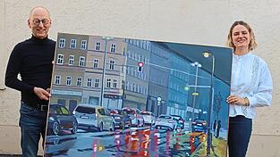 Selina Hei&szlig; bringt ihr Bild &bdquo;Zehn nach Elf&ldquo; pers&ouml;nlich in der Redaktion bei Josef Heigl vorbei.