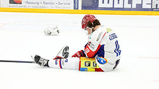 Und dann war pl&ouml;tzlich die Finalserie vorbei: Der Deggendorfer SC - hier Julian Elsberger - war nach der Niederlage in Memmingen geknickt.
