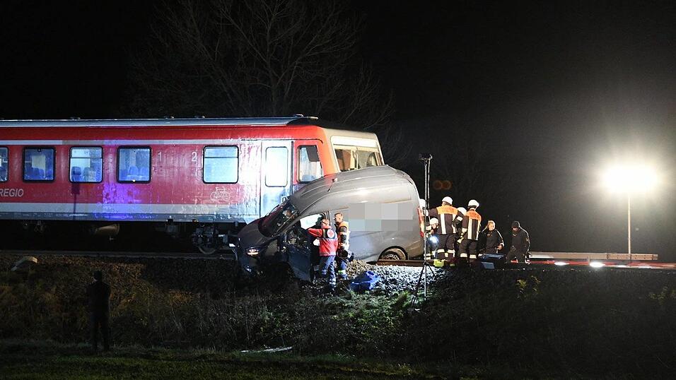 Ein Transporter wurde am Mittwochabend von einer Regionalbahn erfasst.