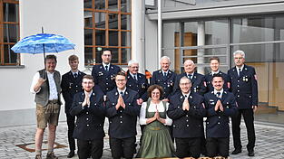 Josef Beham mit den Prunner Wehrmännern und Fahnenmutter Petra Loibl nach der Zusage zur Übernahme der Schirmherrschaft. Josef Beham mit den Prunner Wehrmännern und Fahnenmutter Petra Loibl nach der Zusage zur Übernahme der Schirmherrschaft.