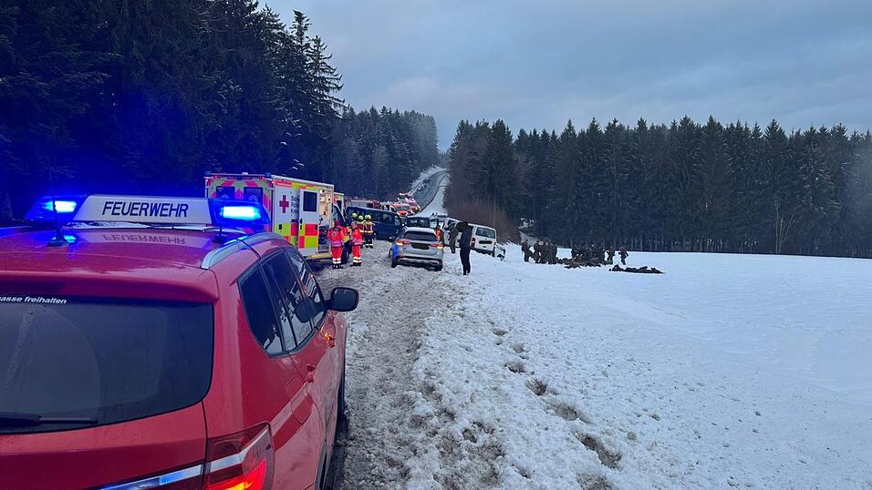Ein Gro&szlig;aufgebot an Rettungskr&auml;ften r&uuml;ckte zur Unfallstelle aus.