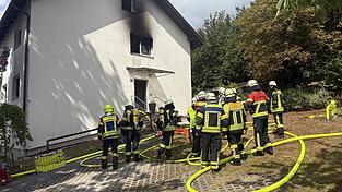 Die Einsatzkräfte konnten den Brand auf das Treppenhaus begrenzen. Die Einsatzkräfte konnten den Brand auf das Treppenhaus begrenzen.