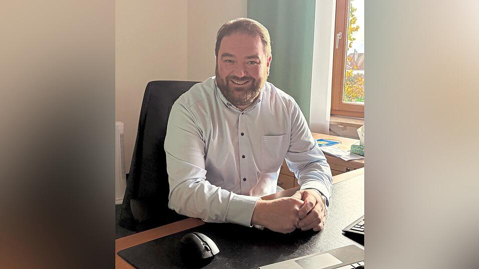 Landrat Tobias Beck an seinem Schreibtisch im Landratsamt Landrat Tobias Beck an seinem Schreibtisch im Landratsamt