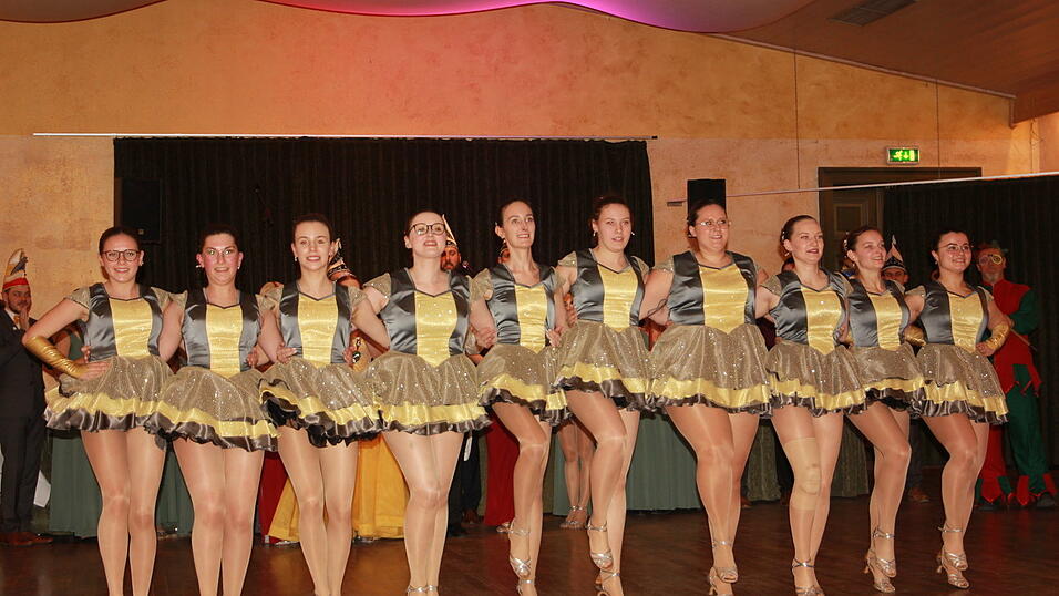 Die Garde der Narrhalla Mainburg tanzte für die Jäger. Die Garde der Narrhalla Mainburg tanzte für die Jäger.