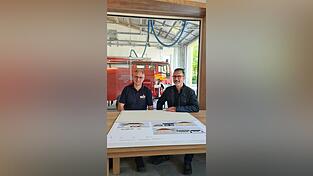 Im Kommandantenraum präsentieren Kommandant Andreas Lankes und Projektleiter Volker Skibba den Farbentwurf für die Feuerwache und das angrenzende, ehemalige Schulhaus.