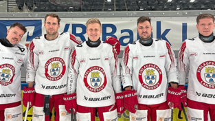 Der Kapitän und seine Assistenten: Andreas Schwarz (M.) trägt weiterhin das „C“ auf der Brust. Unterstützt wird er von (v. l.) Jakob Mayenschein, Tobias Lindberg, David Elsner und Tor Immo. „Wir sind gut aufgestellt mit Leuten, die vorangehen werden“, sagt Uwe Krupp.