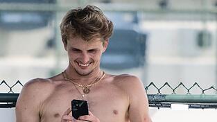 Seine Handynachrichten möchte Zverev lesen, ohne dass diese von Kameras eingefangen werden. (Archivbild) Seine Handynachrichten möchte Zverev lesen, ohne dass diese von Kameras eingefangen werden. (Archivbild)