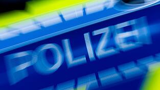 Die Polizei nahm einen Mann vorläufig fest, der eine Schreckschusswaffe und ein verbotenes Springmesser dabeihatte. (Symbolbild) Die Polizei nahm einen Mann vorläufig fest, der eine Schreckschusswaffe und ein verbotenes Springmesser dabeihatte. (Symbolbild)