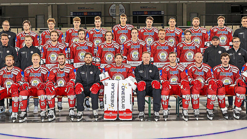 AUF LOS GEHT'S LOS ! Beim 'E-Vau-El' brennen sie bereits auf die Er&ouml;ffnungspartie gegen Freiburg - als da sind (vordere Reihe v.li.): Nico Pertuch, Andre&eacute;Hult, Andreas Schwarz, Max Forster, Sebastian Osterloh (Co-Trainer), Sebastian Vogl, Heiko Vogler, Nick Pageau, Benedikt Br&uuml;ckner, Marco Pfleger, Philipp Dietl, (mittlere Reihe v.li.) Nadine Roderer (Physiotherapeutin), Dimitri P&auml;tzold (Torwarttrainer), Adrian Schelenz (Athletiktrainer), Julian Kornelli, Brett Cameron, Yuma Grimm, Alexander Dersch, Jan Pavlu, Simon Stowasser, Radoslav Drahos (Betreuer), Maximilian Gumplinger (Sport-Assistent), Ralf Hantschke, (hintere Reihe v.li.) Dr. Christoph Reiter, Tyson McLellan, Samir Kharboutli, Fabian Ba&szlig;ler, Michael Reich, Daniel Bruch, Jakob Mayenschein, David Zucker, Markus Eberhardt, Thomas Brandl und Dr. Andreas Sagstetter