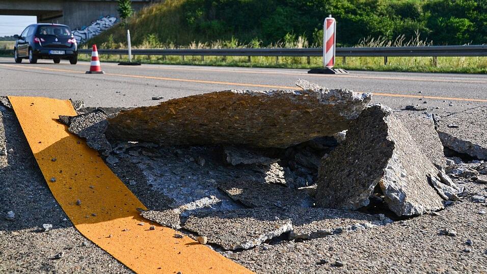 Extreme Hitze kann Beton- und Asphaltfahrbahnen besch&auml;digen. (Archivbild)
