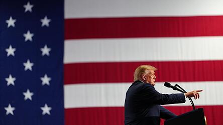 Donald Trump hat den Ukraine-Krieg nicht beendet, daf&uuml;r den Iran-Krieg vom Zaun gebrochen, wieder mal nicht den Friedensnobelpreis bekommen, er hat die Spritpreise f&uuml;r alle auf der Welt und auch f&uuml;r die Amerikaner nach oben knallen lassen.
