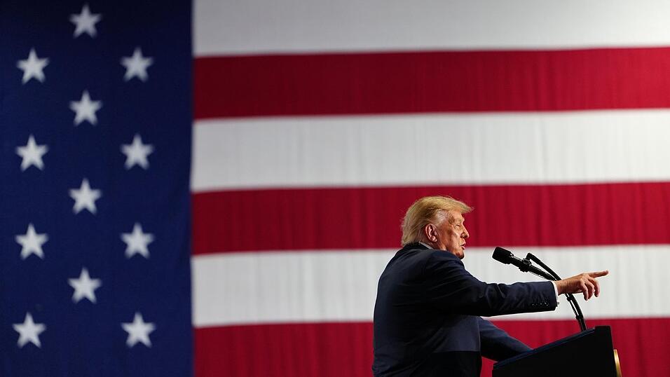 Donald Trump hat den Ukraine-Krieg nicht beendet, dafür den Iran-Krieg vom Zaun gebrochen, wieder mal nicht den Friedensnobelpreis bekommen, er hat die Spritpreise für alle auf der Welt und auch für die Amerikaner nach oben knallen lassen. Donald Trump hat den Ukraine-Krieg nicht beendet, dafür den Iran-Krieg vom Zaun gebrochen, wieder mal nicht den Friedensnobelpreis bekommen, er hat die Spritpreise für alle auf der Welt und auch für die Amerikaner nach oben knallen lassen.