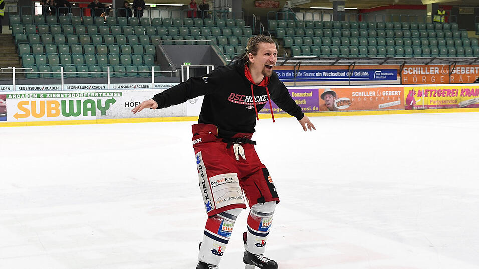 Der Deggendorfer SC hat das ostbayerische Derby bei den Eisbären Regensburg gewonnen. Der Deggendorfer SC hat das ostbayerische Derby bei den Eisbären Regensburg gewonnen.
