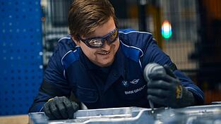 Die BMW Group wird am niederbayerischen Komponentenstandort Landshut bis Ende des Jahres rund 250 neue Mitarbeiterinnen und Mitarbeiter fest ein-stellen und über 125 Millionen Euro in die Fertigung innovativer Komponenten für zukünftige Fahrzeugprojekte investieren. Die BMW Group wird am niederbayerischen Komponentenstandort Landshut bis Ende des Jahres rund 250 neue Mitarbeiterinnen und Mitarbeiter fest ein-stellen und über 125 Millionen Euro in die Fertigung innovativer Komponenten für zukünftige Fahrzeugprojekte investieren.