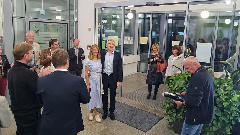 CSU-Landratskandiddat Ronny Raith mit Ehefrau Sonja im Landratsamt in Regen.
