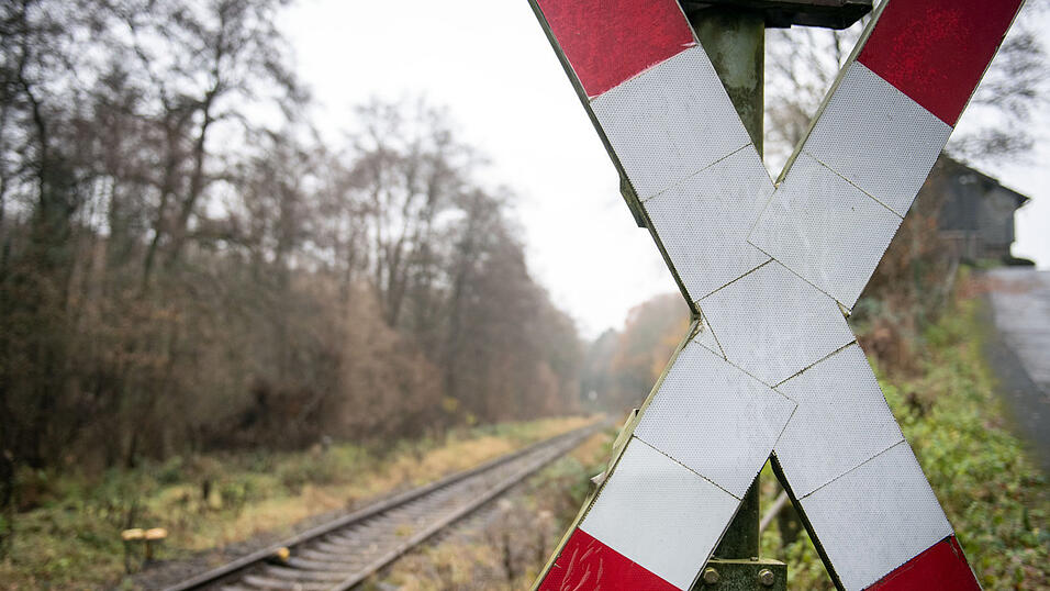 Auf der Bahnstrecke bei Furth im Wald ist es am Mittwochnachmittag zu einem Unfall gekommen. (Symbolbild)