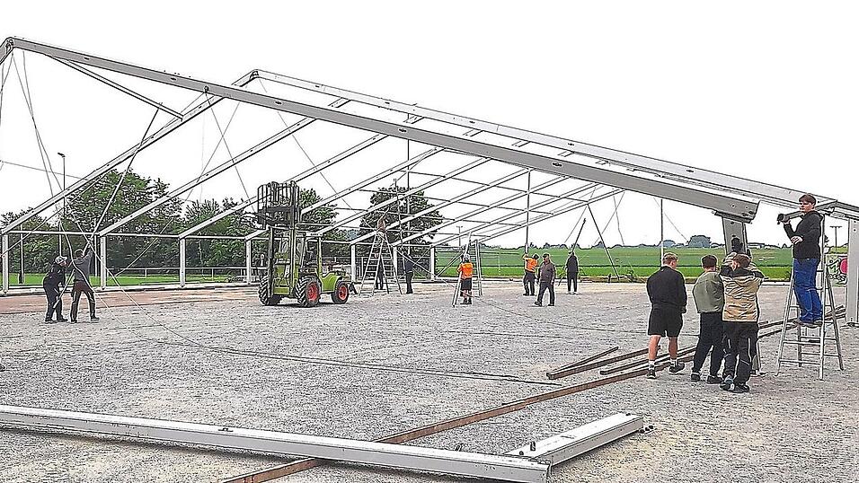 Mit Maschinen und viel Muskelkraft stellten die rund 60 Helfer am Donnerstag und Freitag das Festzelt auf.