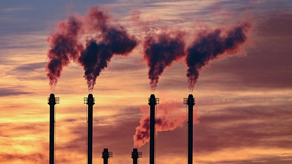 Rauch steigt aus den Schornsteinen eines Blockheizkraftwerkes bei Schönefeld in Brandenburg. Bei den CO2-Emissionen liegt Deutschland hinter China, USA, Indien, Russland und Japan weltweit auf Platz sechs.