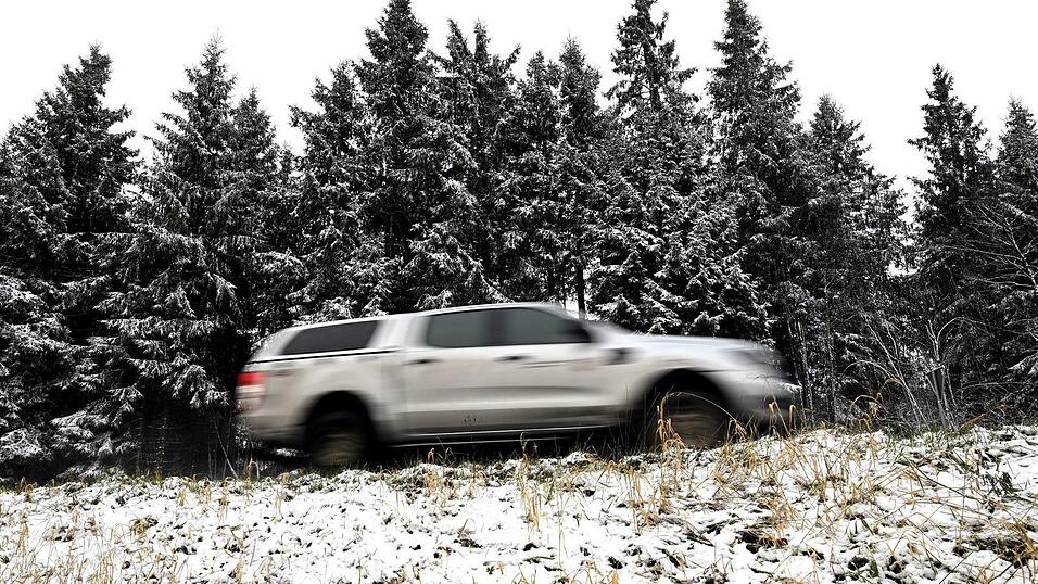 Auf dem Kahlen Asten im Sauerland wurden die ersten Tannen mit Schnee bedeckt.