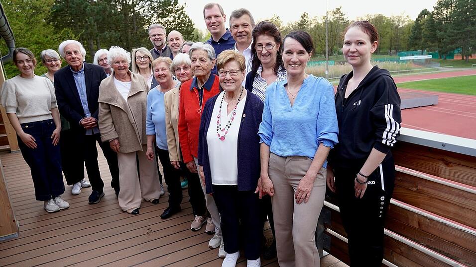 Der FTSV-Vorstand mit Vorsitzendem Helmut Weigl (4.v.r.) sowie den anderen Vorstandsmitgliedern und mit einem Teil der geehrten Sportler und langj&auml;hrigen Mitglieder.