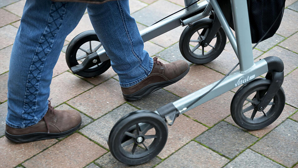 Ein 84-j&auml;hriger Fu&szlig;g&auml;nger ist nach einem Unfall auf einem Parkplatz in Viechtach im Landkreis Regen gestorben. (Symbolbild)