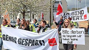 Gut 250 Sana-Besch&auml;ftigte marschieren am Mittwoch durch Cham. Sie wollen einen Tarif &auml;hnlich dem TV&Ouml;D durchsetzen.