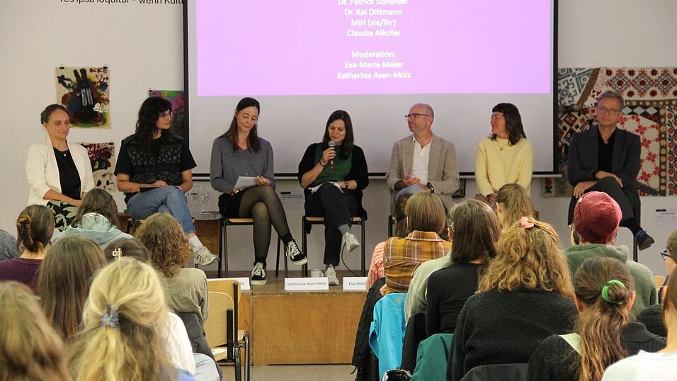 Auf der Bühne diskutierten (von links) Hausärztin Dr. Margit Kollmer, die Aktivistin Miri, die Moderatorinnen Katharina Asen-Molz und Eva-Maria Meier, Gynäkologe Dr. Patrick Stimmler, Beraterin Claudia Alkofer und Gynäkologe Dr. Kai Dittmann.
