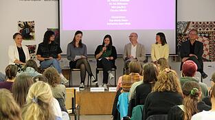 Auf der Bühne diskutierten (von links) Hausärztin Dr. Margit Kollmer, die Aktivistin Miri, die Moderatorinnen Katharina Asen-Molz und Eva-Maria Meier, Gynäkologe Dr. Patrick Stimmler, Beraterin Claudia Alkofer und Gynäkologe Dr. Kai Dittmann.